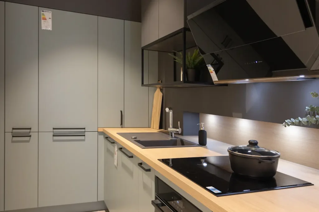 Häcker Porto Ausstellungsküche mit Kochinsel in Durlach