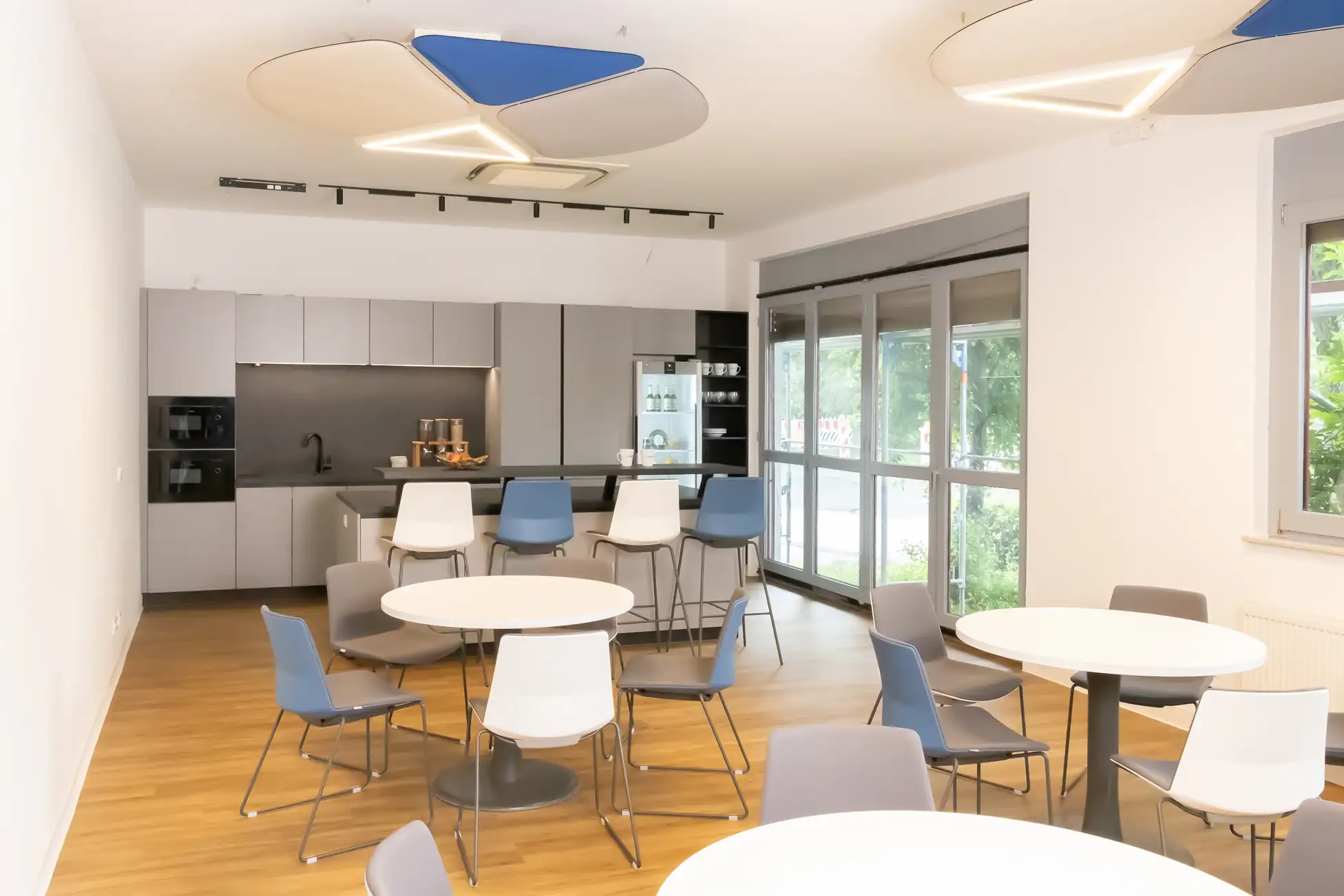 Gewerbeprojekt Karlsruhe: Büroküche, Kantine & Empfang- ElementsArt ...