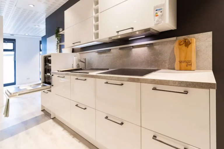 Frontperspektive der Ausstellungsküche mit Miele Geräten und Kalkstein-Arbeitsplatte