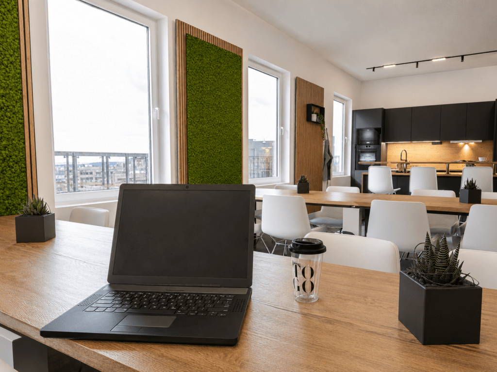 Schwarzer Laptop auf Küchentresen vor moderner Küche