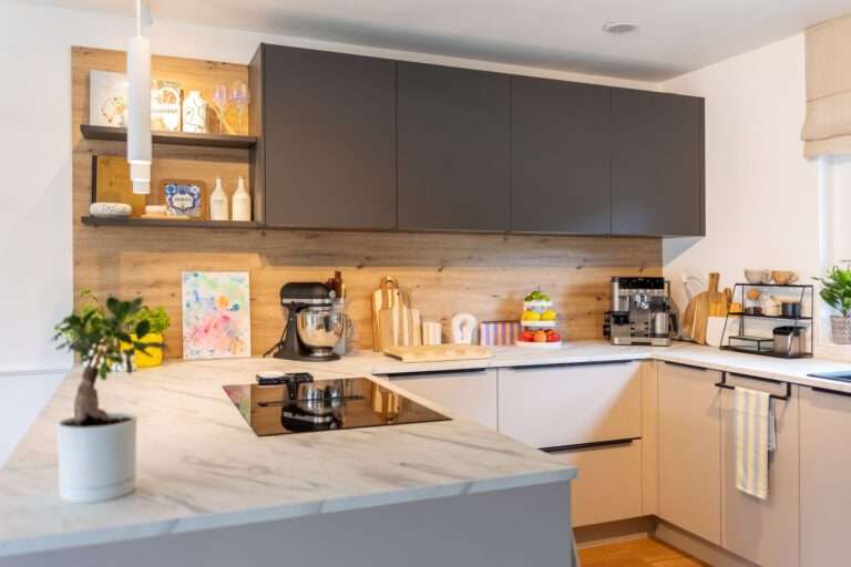 Offene Wohnküche mit Halbinsel und angrenzendem Essbereich in einem Neubau in Karlsruhe Grötzingen.