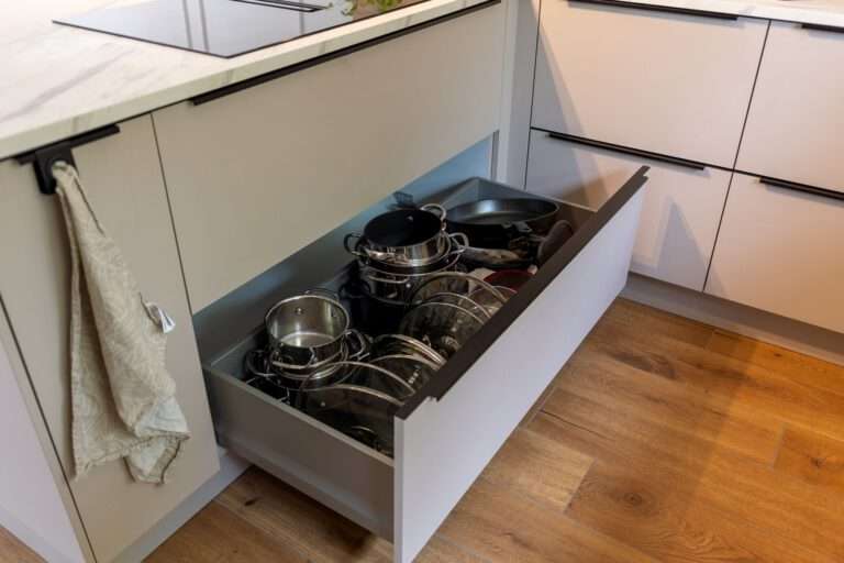 Großer Auszug unter der Halbinsel mit Stauraum für Töpfe und Pfannen in einer familiengerechten Küche.