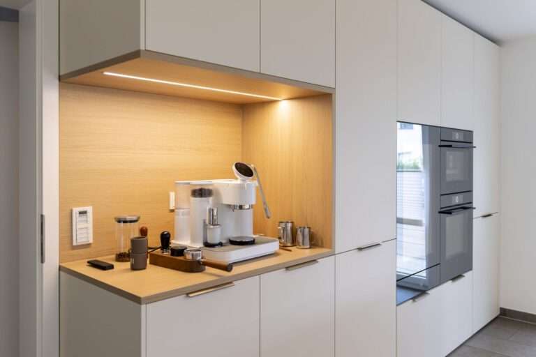 Beleuchtete Kaffeenische in Feineiche Natur