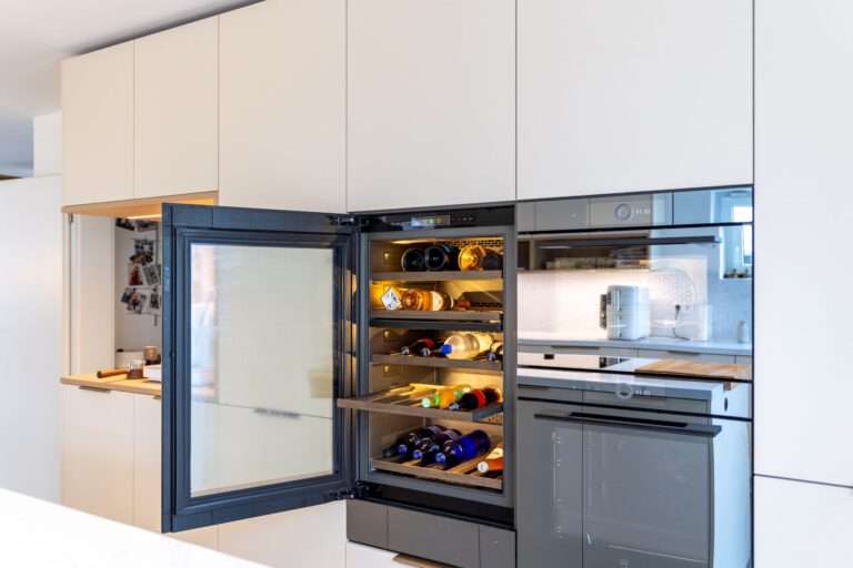 V ZUG Weinkühlschrank in der Hochschrankwand