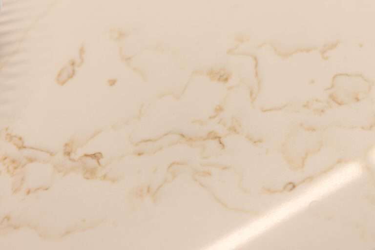 Kochinsel mit Lincoln Gold Arbeitsplatte und Hochschrankwand